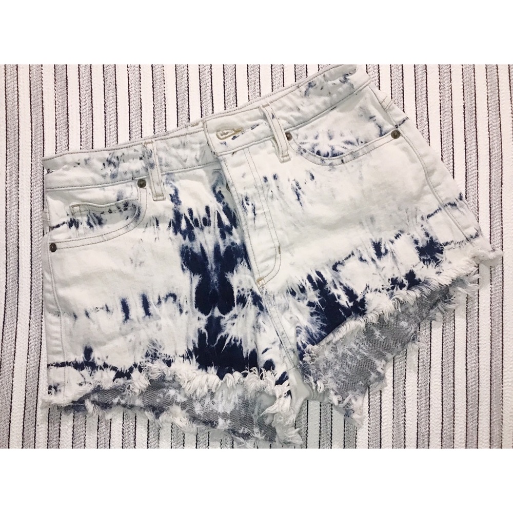 GUESS JEANS Acid Wash Distressed Shorts